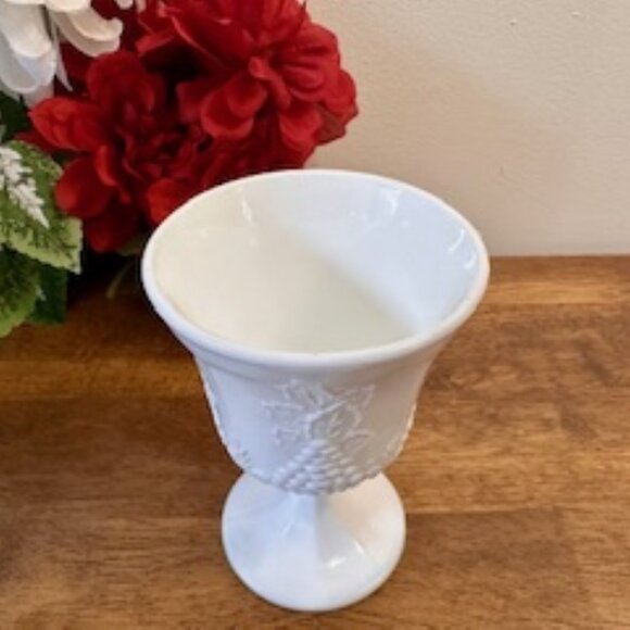 Vintage Milk‎ Glass Grape Pedestal Dish White Footed Harvest Compote Bowl MCM - Picture 3 of 4